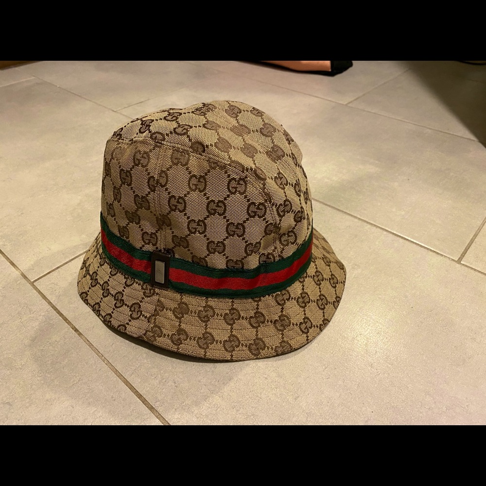 Authentic Gucci bucket hat GG size M . Worn maybe two times